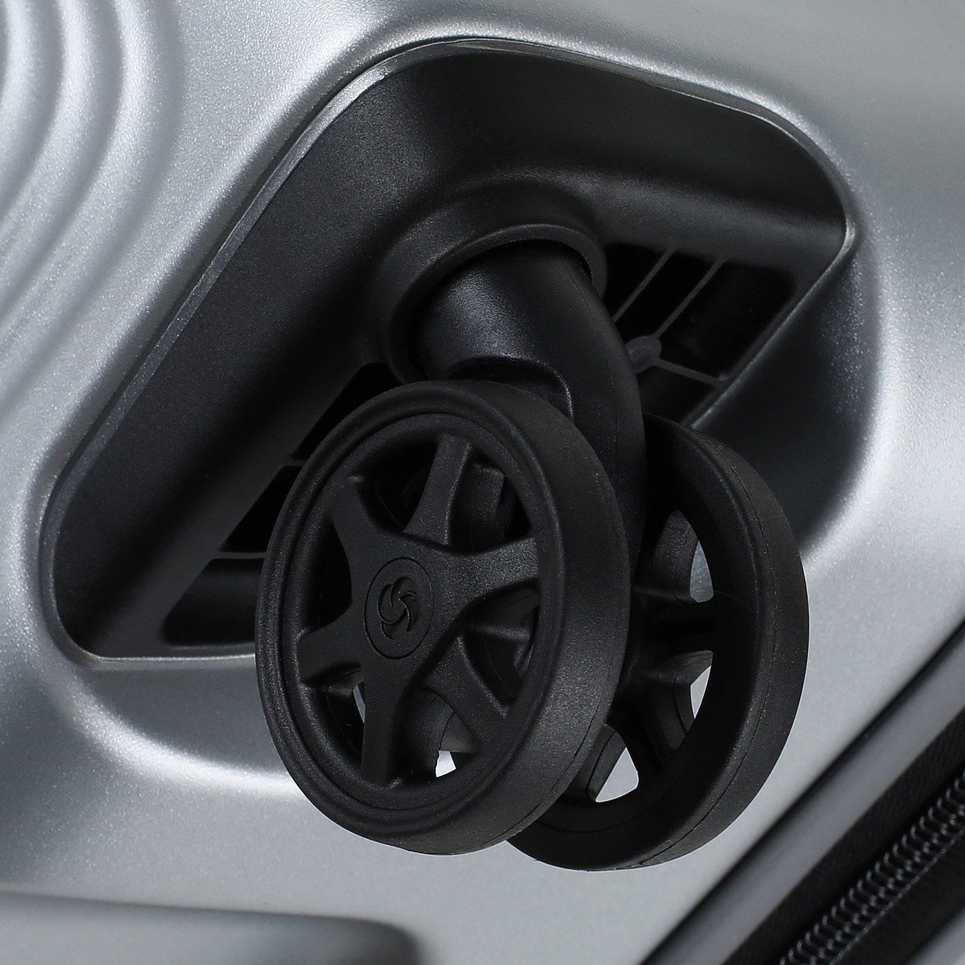 Чемодан на колесах Samsonite Nuon