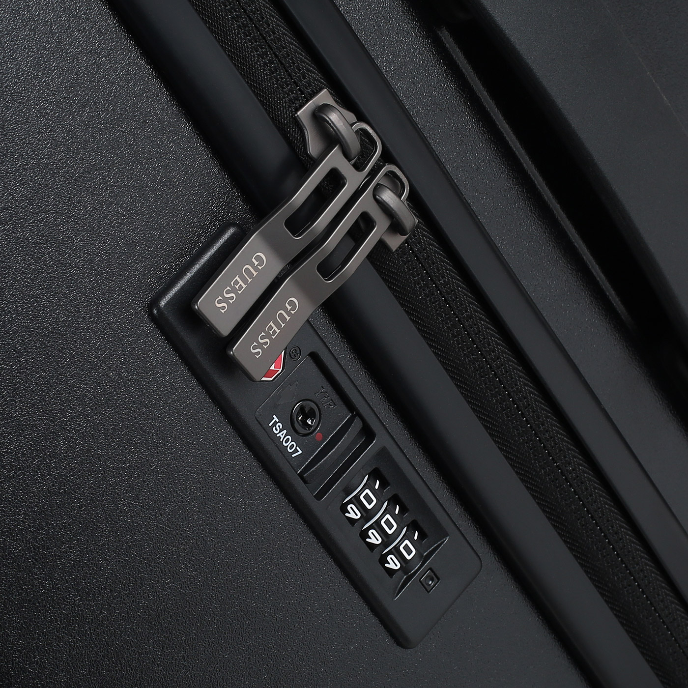 Чемодан на колесах Guess Verona