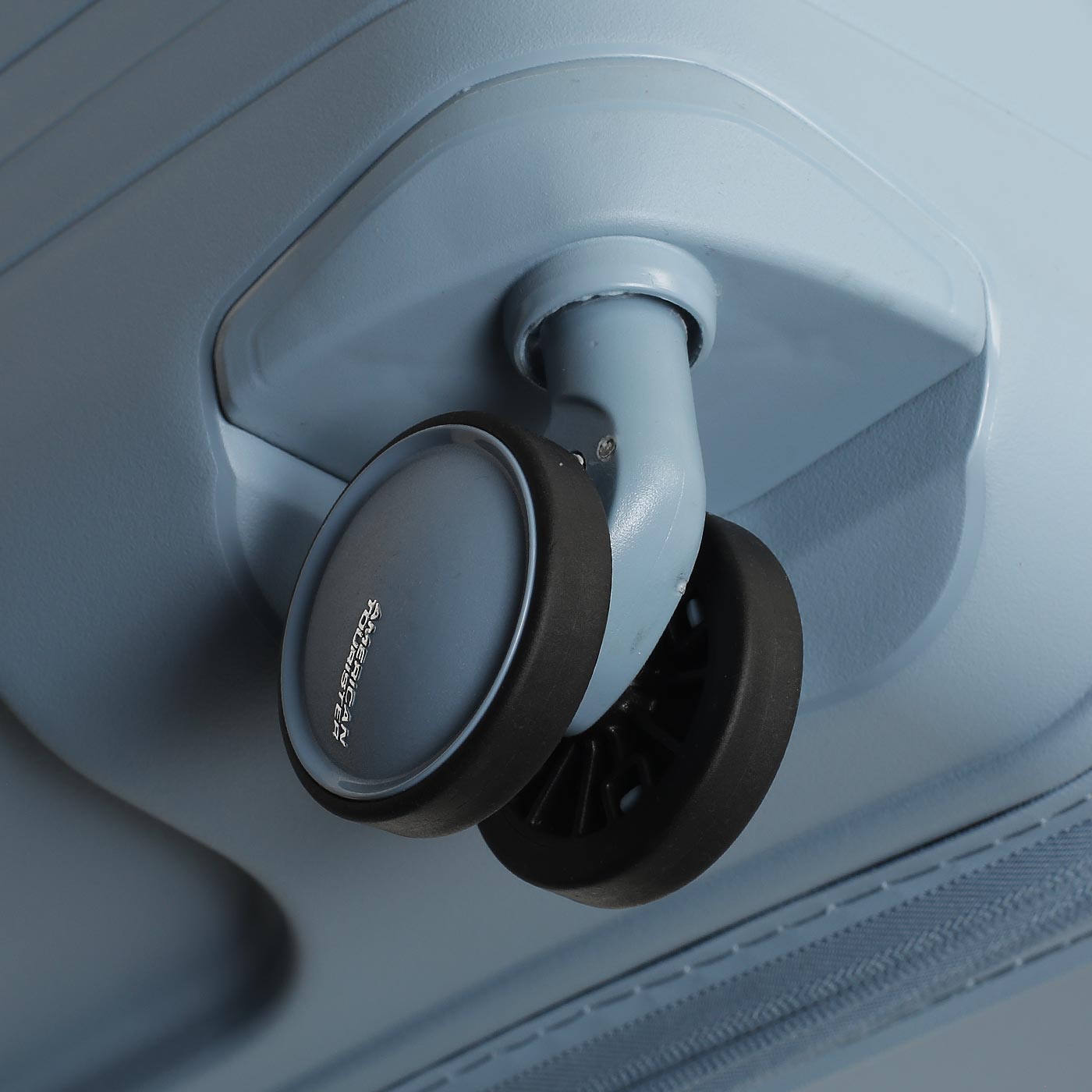 Чемодан на колесах American Tourister Fastforward