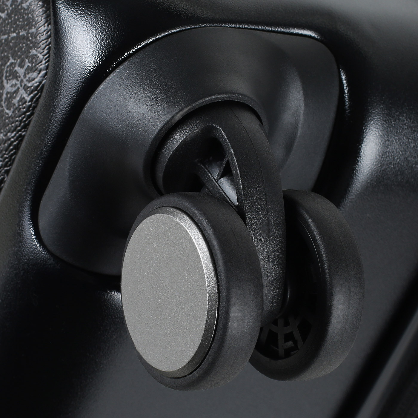 Чемодан на колесах Guess Verona