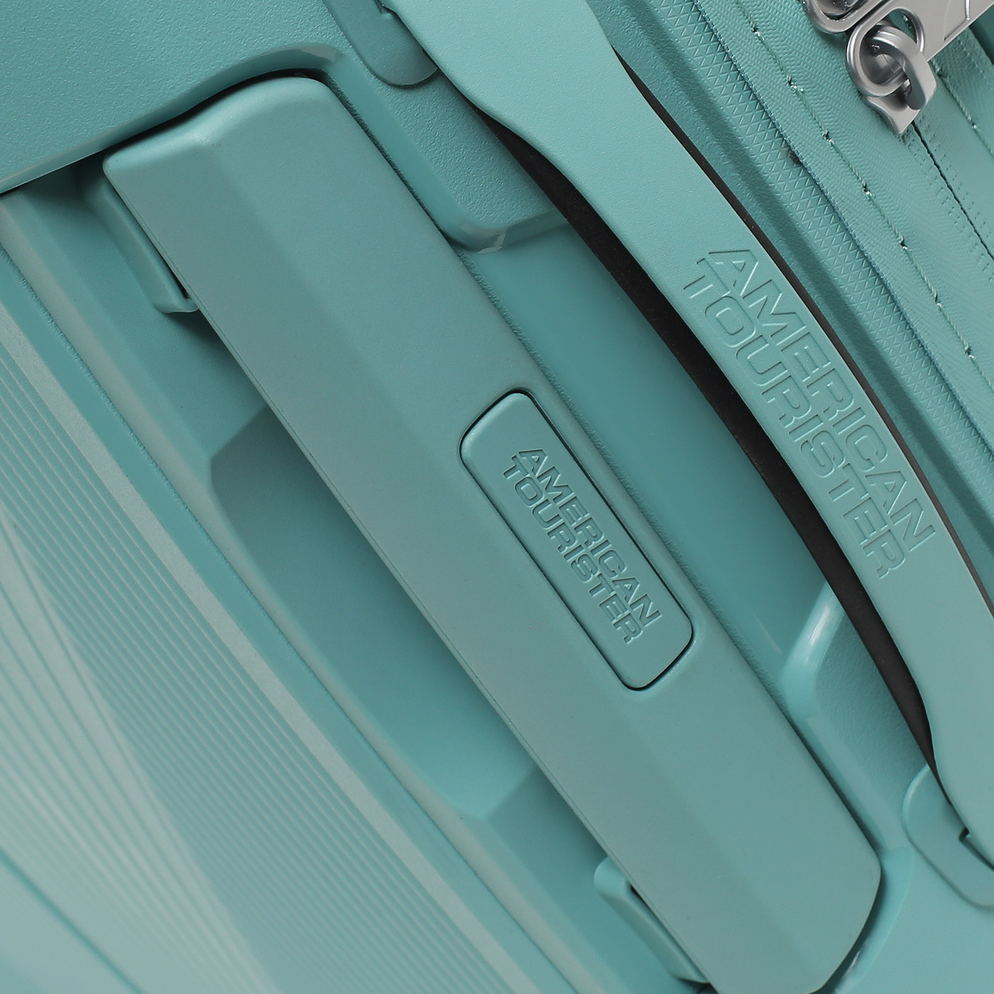 Чемодан на колесах American Tourister Airconic