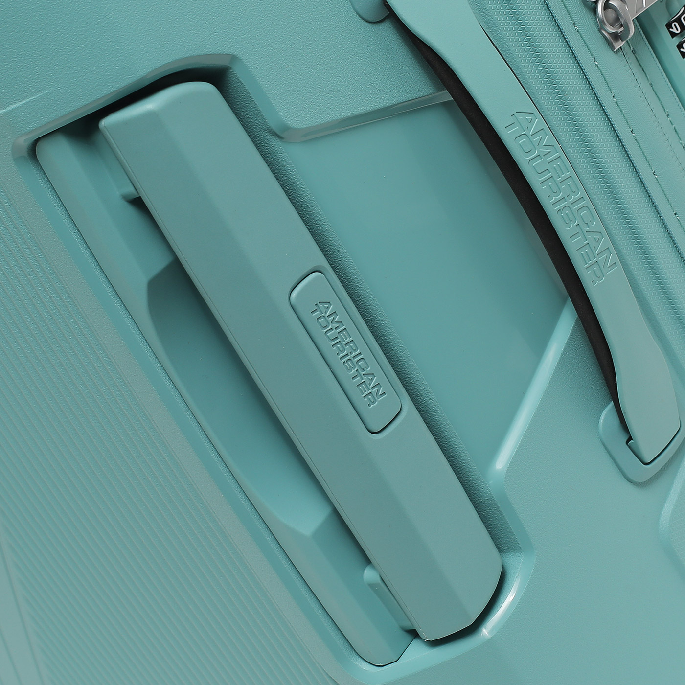 Чемодан на колесах American Tourister Airconic