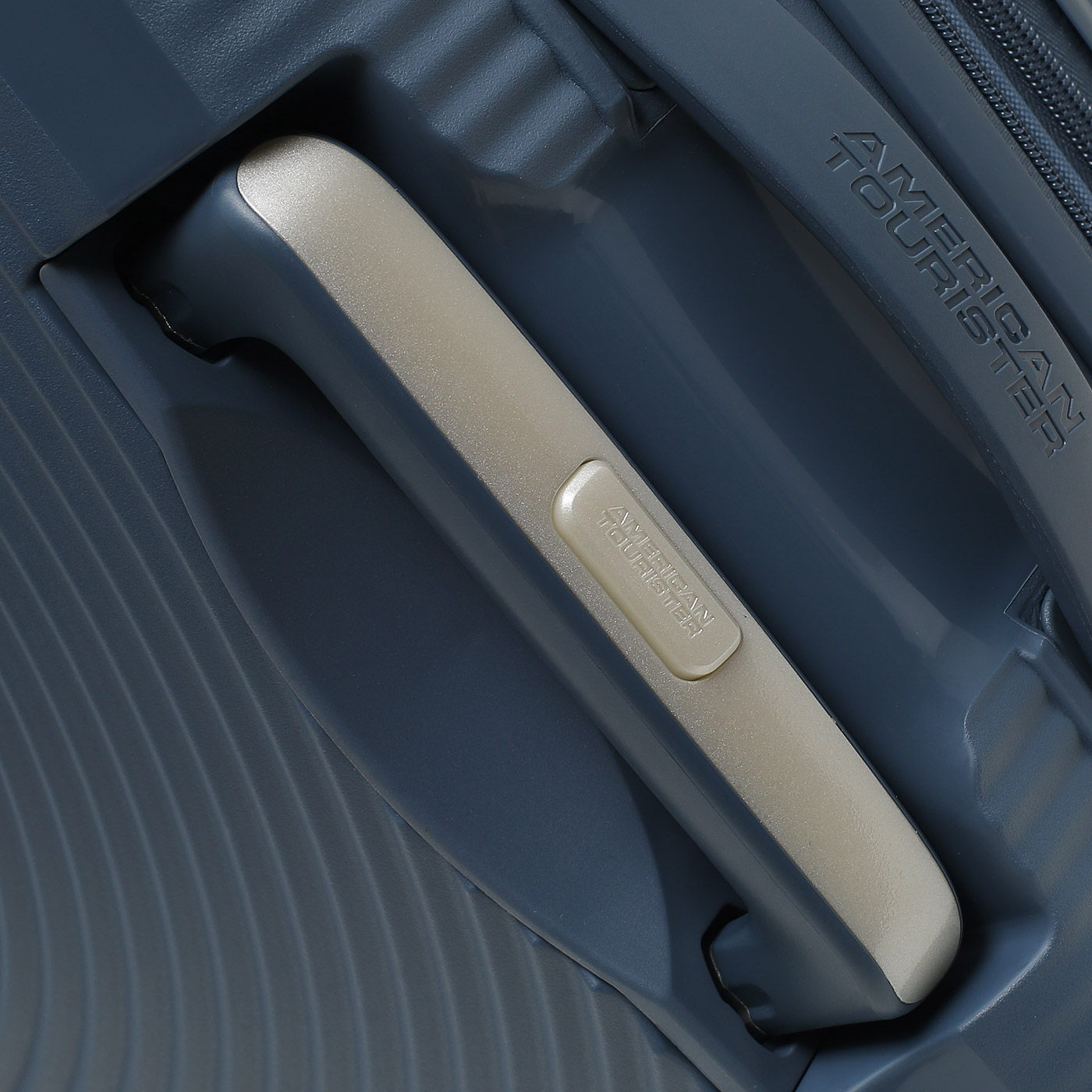 Чемодан большой L из полипропилена American Tourister Soundbox