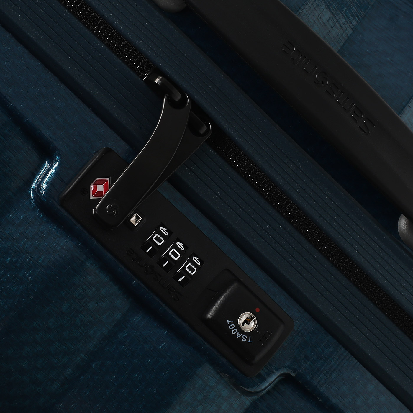 Чемодан средний M из материала Curv Samsonite Lite-Shock