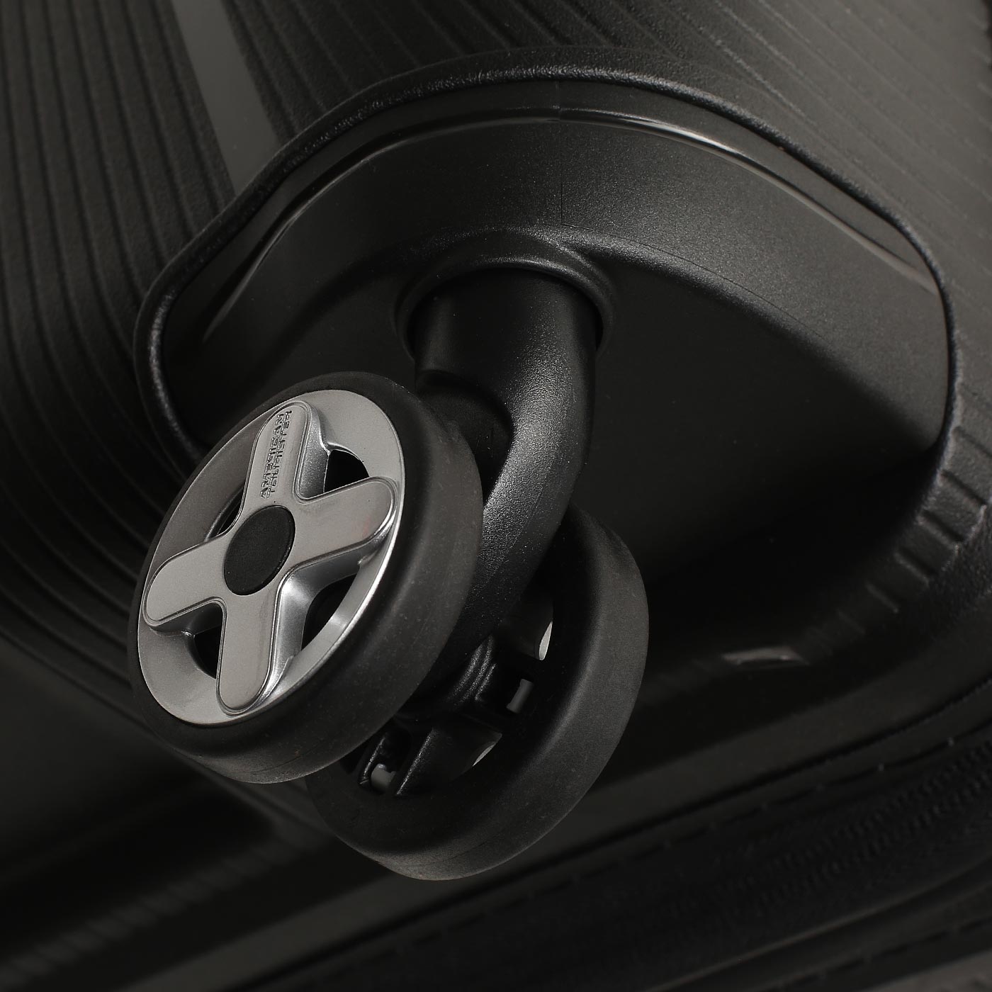 Чемодан на колесах American Tourister Starvibe