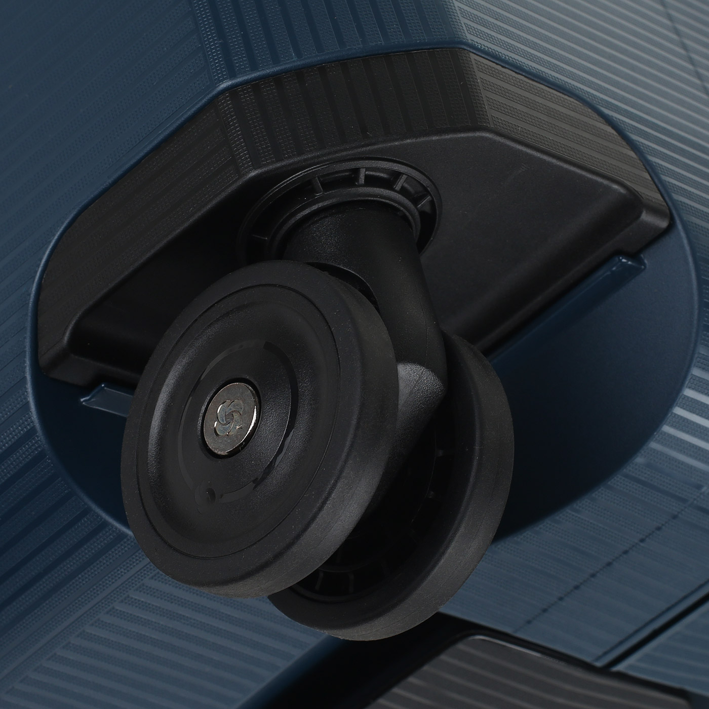 Чемодан средний M из полипропилена с кодовым замком Samsonite Magnum ECO