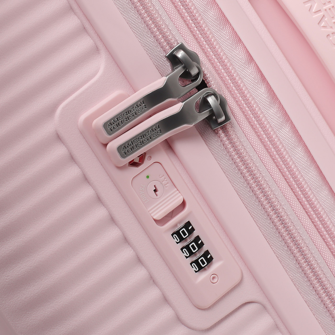 Чемодан на колесах American Tourister Soundbox